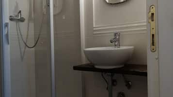 Regadera, secadora de cabello, bidet, toallas