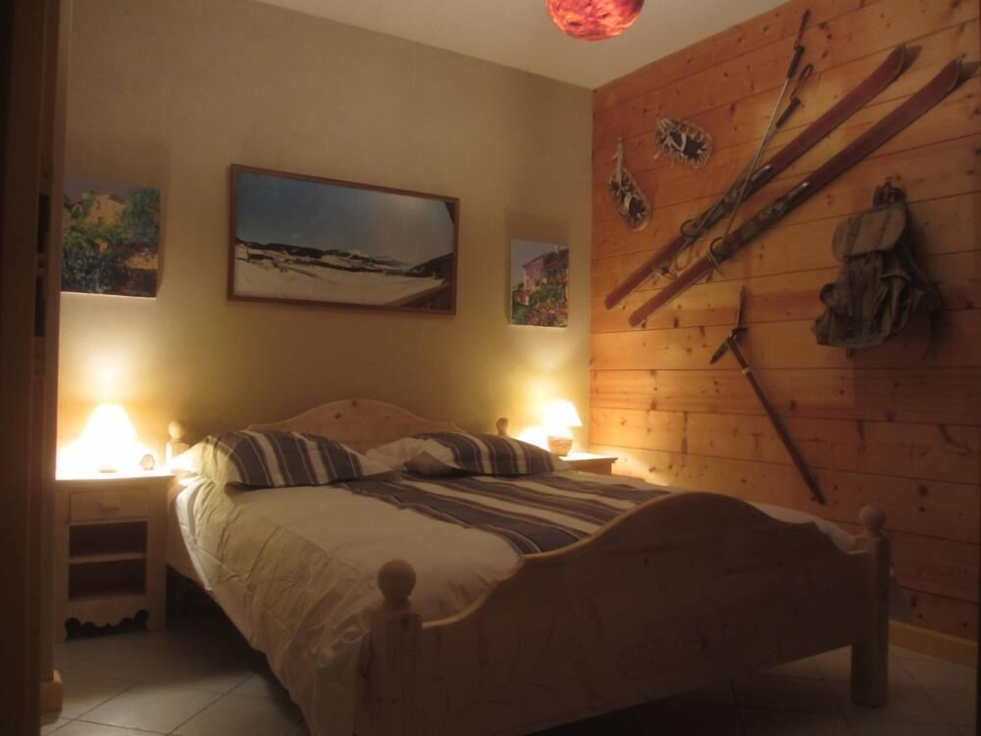 Apartment on the ground floor of a real log cabin in the old painter's workshop