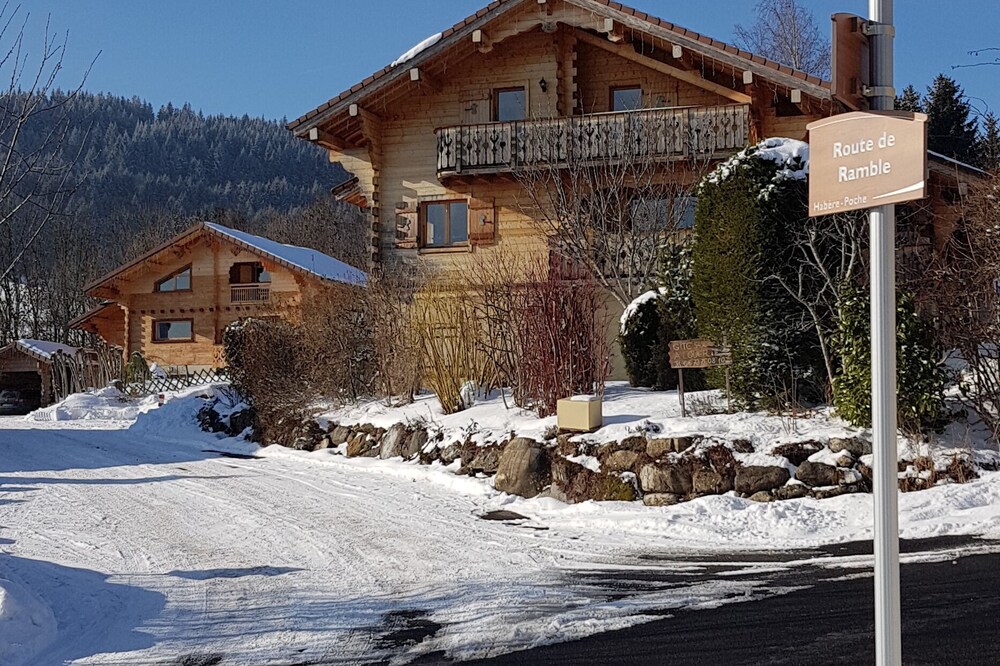 Apartment on the ground floor of a real log cabin in the old painter's workshop