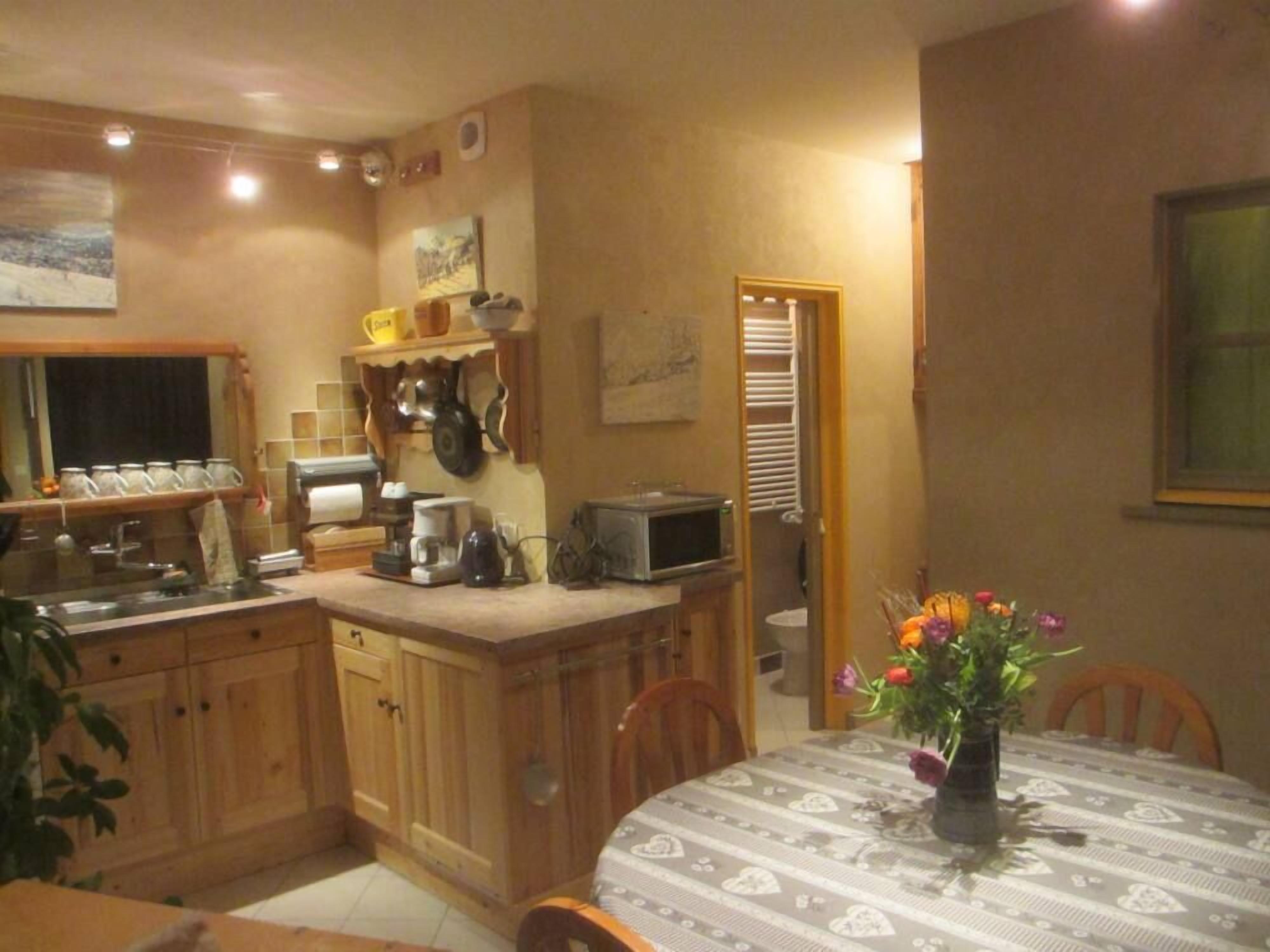 Apartment on the ground floor of a real log cabin in the old painter's workshop