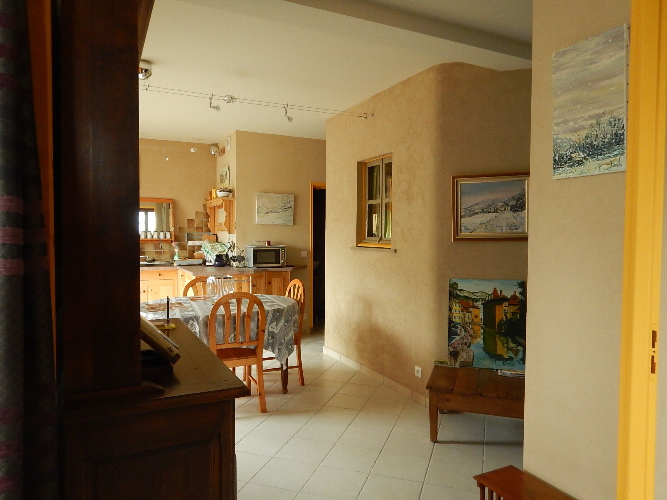 Apartment on the ground floor of a real log cabin in the old painter's workshop