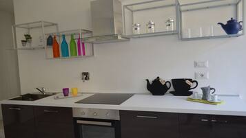 Frigorifero, forno, piano cottura, lavastoviglie