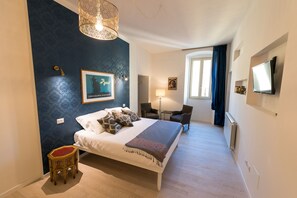2 chambres, bureau, chambres insonorisées, fer et planche à repasser