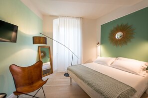 2 chambres, bureau, chambres insonorisées, fer et planche à repasser