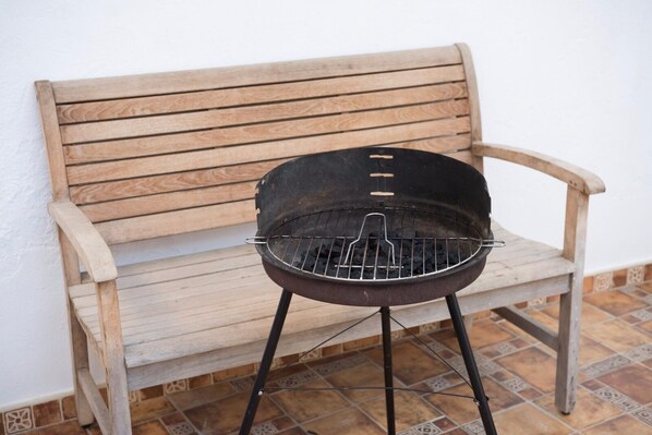 A wooden bench with a barbecue grill in front of it. - ideal couples, jaccuzi in room, activities in natural environment (Zufre)