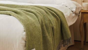 7 bedrooms, desk, iron/ironing board, travel crib