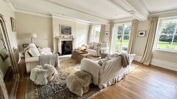 Smart TV, fireplace, ping pong, books