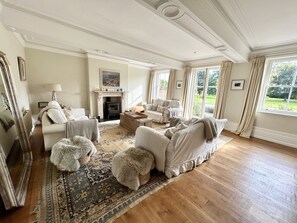 スマートテレビ、暖炉、卓球台、書庫