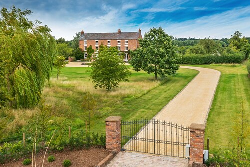 A Beautiful Country Home set within its own grounds. Sleeps 12