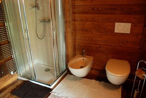 Dusche, Haartrockner, Bidet, Handtücher