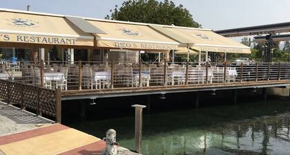 Apartment in Kings Palace with a sunset view and an easy walk to Venus Beach