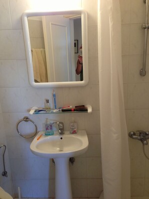 Duschwanne, Haartrockner, Handtücher, Toilettenpapier