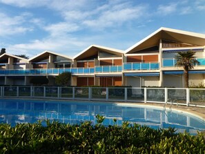 Outdoor pool - Apartment beachfront, direct beach access, swimming pool, air cond., wi-fi, park (Les Sablettes)