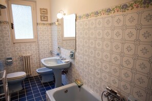 Dusche, Haartrockner, Bidet, Handtücher