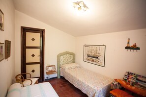 5 chambres, fer et planche à repasser, lit de bébé portatif, Wi-Fi