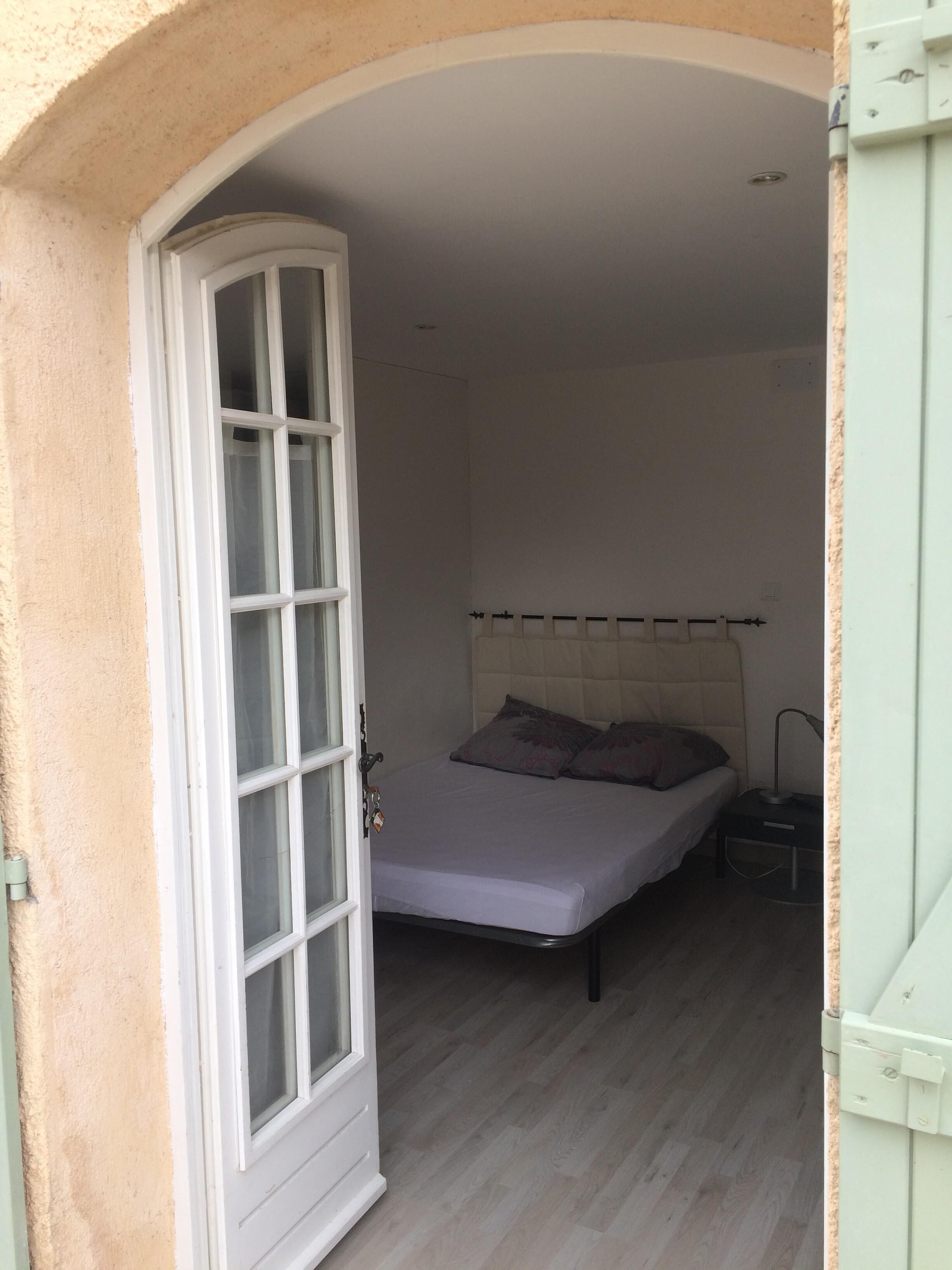 Independent studio on the ground floor of villa, with secure parking