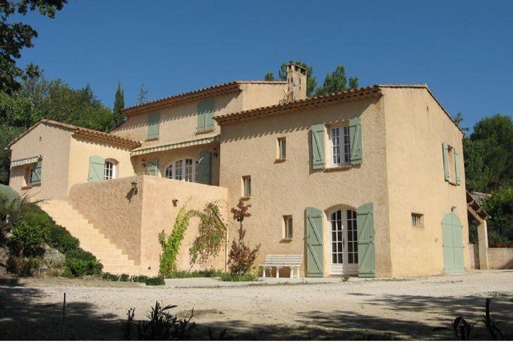Independent studio on the ground floor of villa, with secure parking