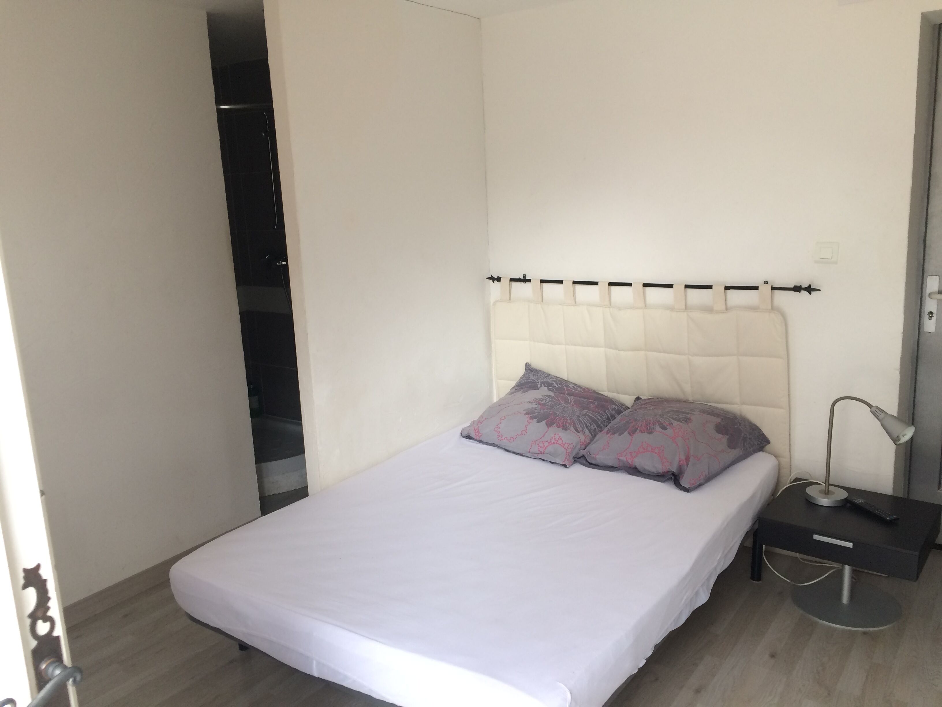 Independent studio on the ground floor of villa, with secure parking