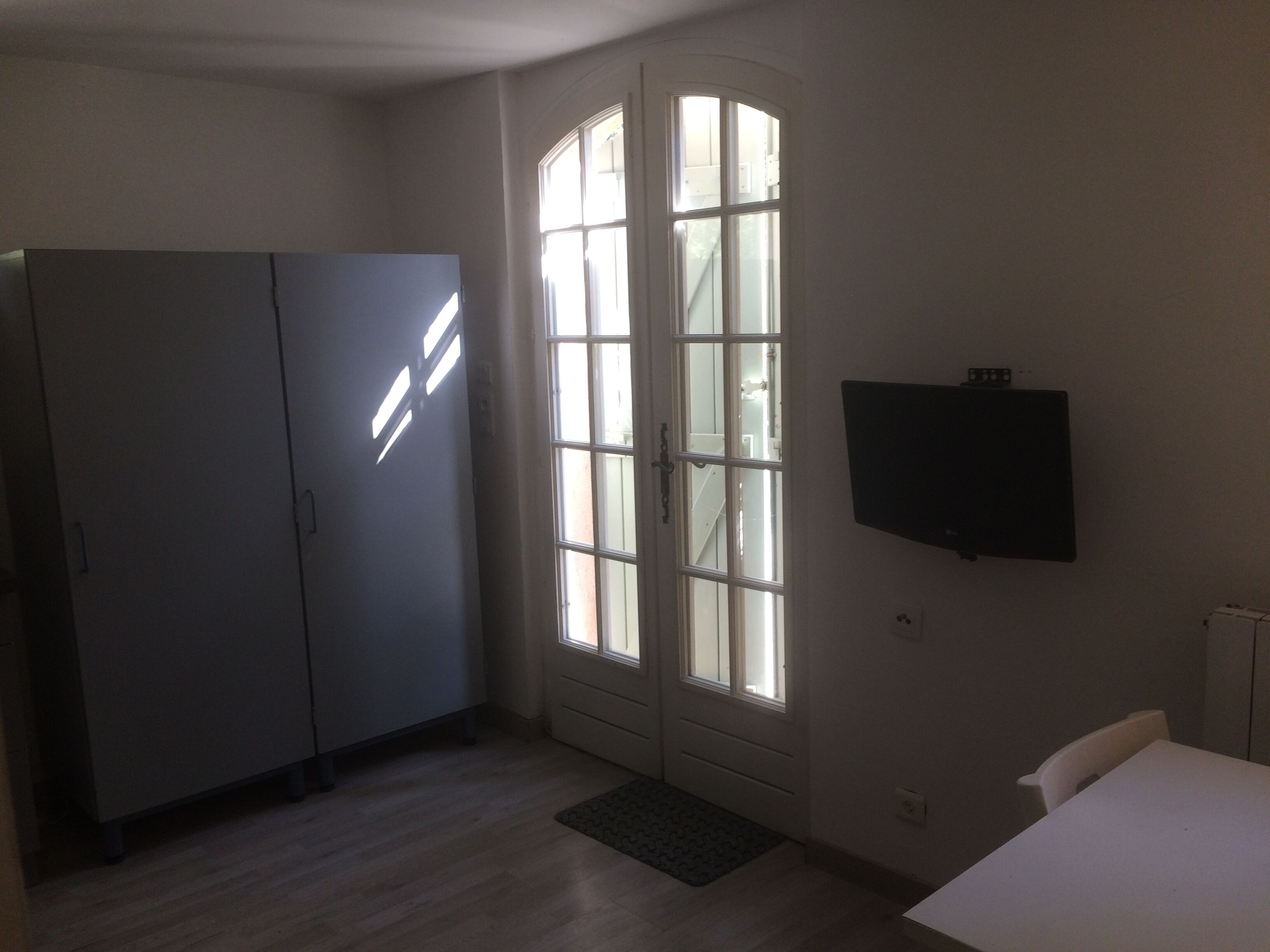 Independent studio on the ground floor of villa, with secure parking