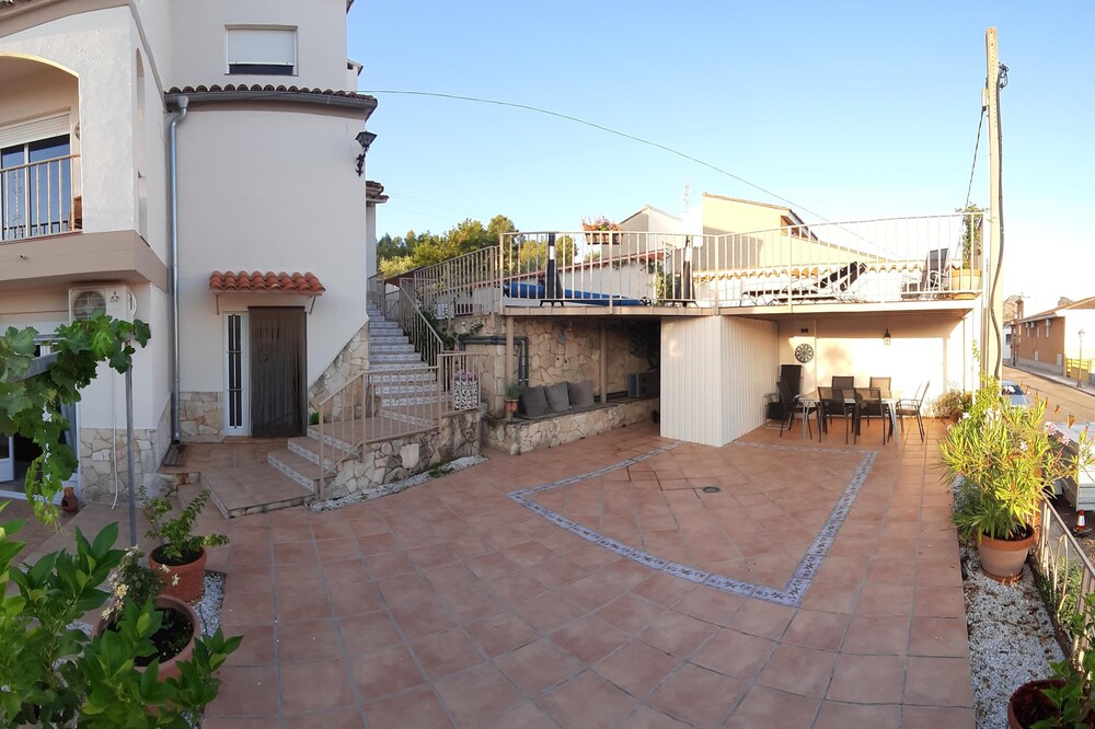 A Wonderful 7 Bedroom Large Detached House with Heated Pool which sleeps 14