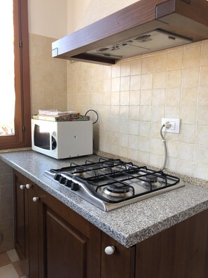Refrigerador, microondas, parrilla de estufa y lavavajillas
