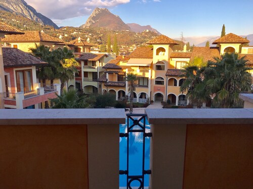  Luxury apartment with swimming pool and amazing lake view.