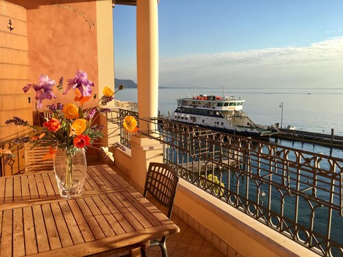  Luxury apartment with swimming pool and amazing lake view.