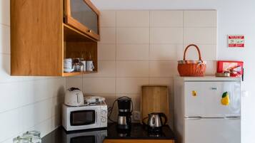 Køleskab, mikrobølgeovn, ovn, brødrister