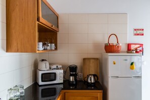 Fridge, microwave, oven, toaster - Casa da Ribeira - Quinta da Ribeira da Urze (Ribeira de Urze)