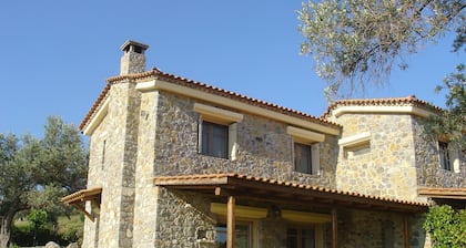 Villa umgeben von Olivenhainen, 200 Meter vom Meer entfernt