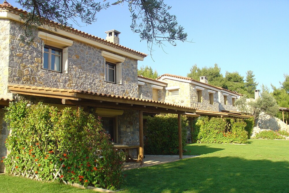 Stone-built villa within a tranquil olive grove - beach 200 meters