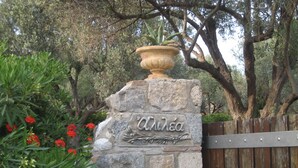Un muro de piedra con una placa que dice 'Annea' y una reja de metal.