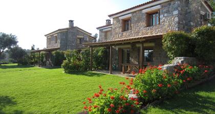 Kivestä rakennettu huvila sisällä rauhallisella oliivitarhan - beach 200 metriä