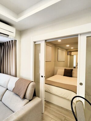 1 slaapkamer, een strijkplank/strijkijzer, wifi, beddengoed