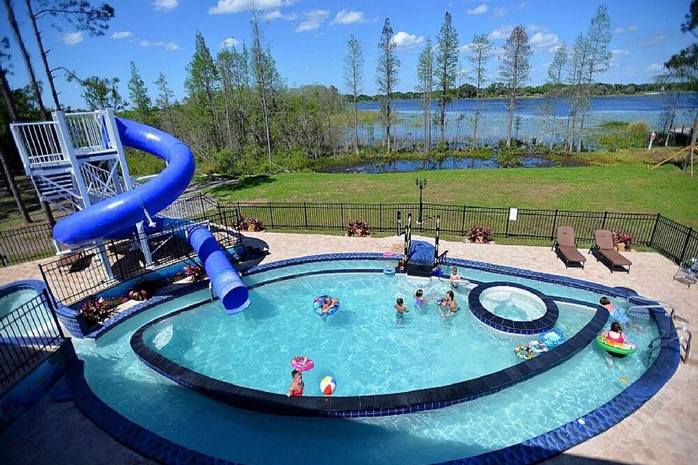 The Great Escape Lakeside Sleeps 46 People ! 13 Bedrooms, 11 Bathrooms & More!