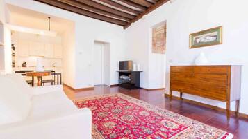 Fernseher, DVD-Player, Bücher, Stereoanlage