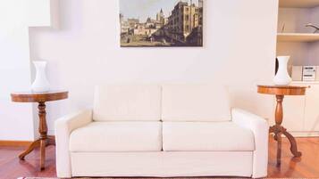 Fernseher, DVD-Player, Bücher, Stereoanlage