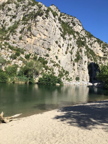 Kivimökki kattoterassilla lähellä vuoria ja rantoja.