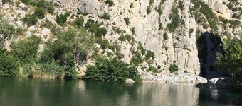 Stone Cottage med takterrasse i nærheten av fjell og strender.