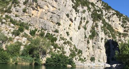 Kivimökki kattoterassilla lähellä vuoria ja rantoja.