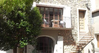 Cottage en pierre avec terrasse sur le toit prĂšs des montagnes et des plages.