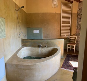 Ensemble douche/baignoire, sèche-cheveux, bidet, serviettes fournies