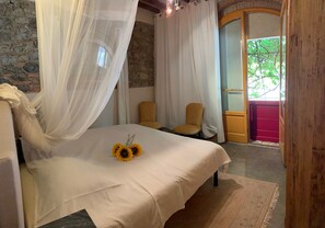 4 makuuhuonetta, silitysrauta/-lauta, ilmainen Wi-Fi, vuodevaatteet