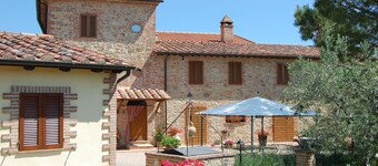 ウンブリアの田園地帯、トラジメーノ湖のパノラマビューに囲まれた農家 