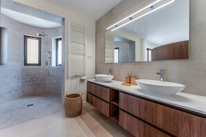 Badewanne, Haartrockner, Handtücher