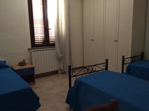 2 quartos, ferros/tábuas de passar roupa, Wi-Fi de cortesia