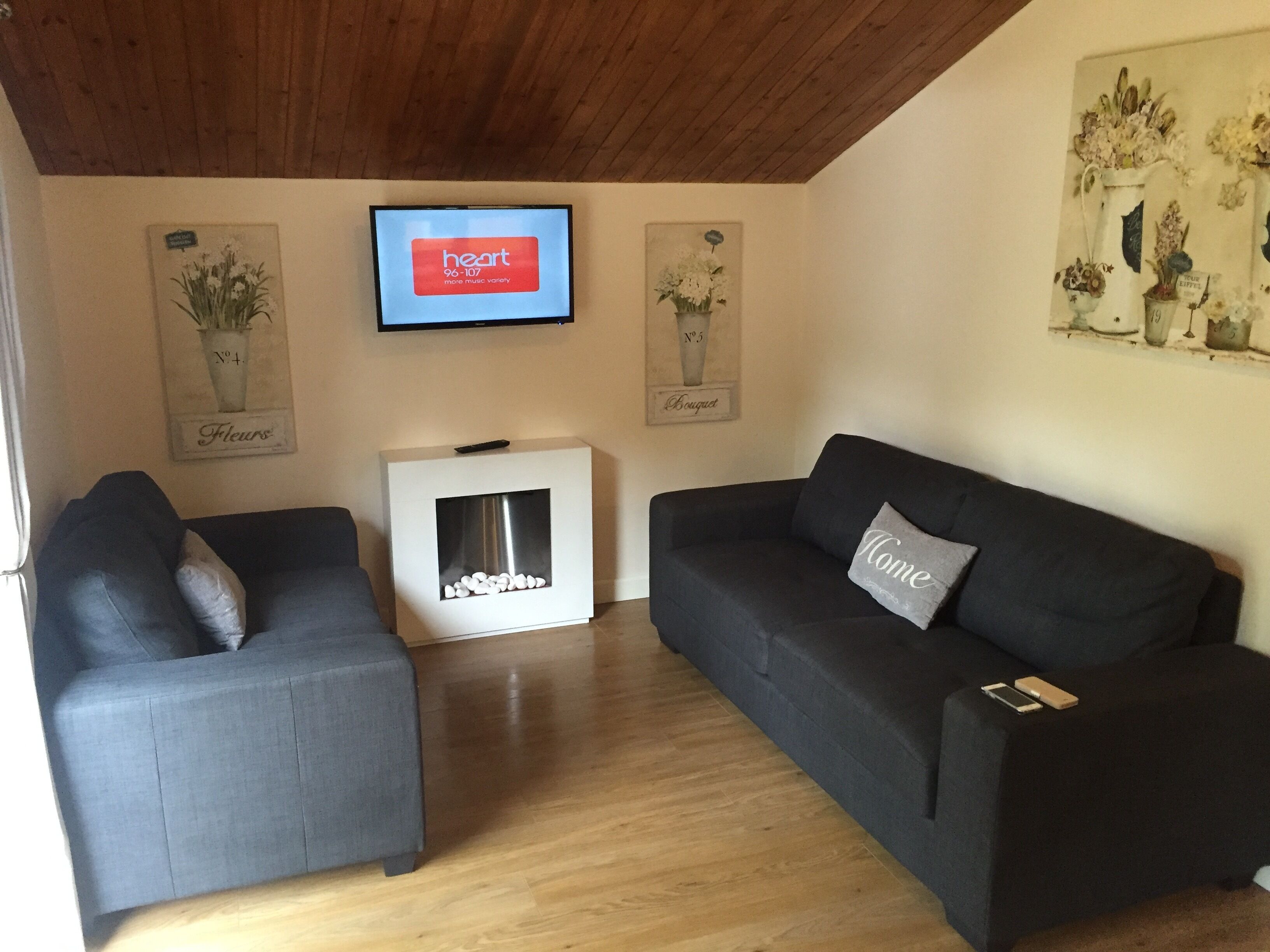 BEAUTIFUL WOODLAND SET THREE BEDROOM TIMBER CABIN