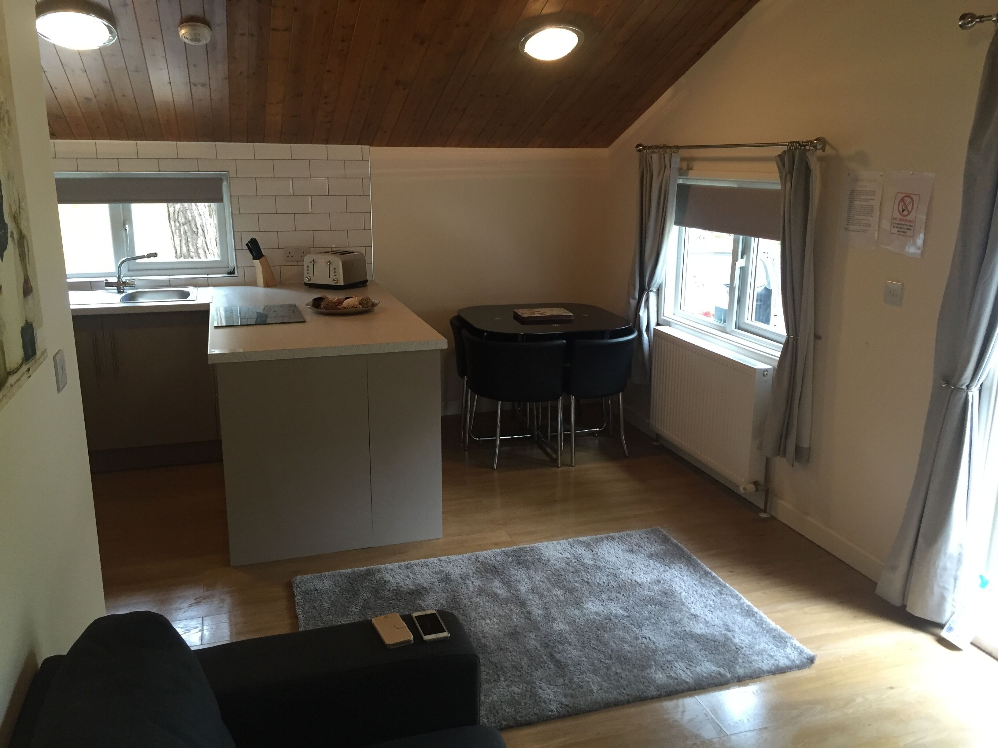 BEAUTIFUL WOODLAND SET THREE BEDROOM TIMBER CABIN