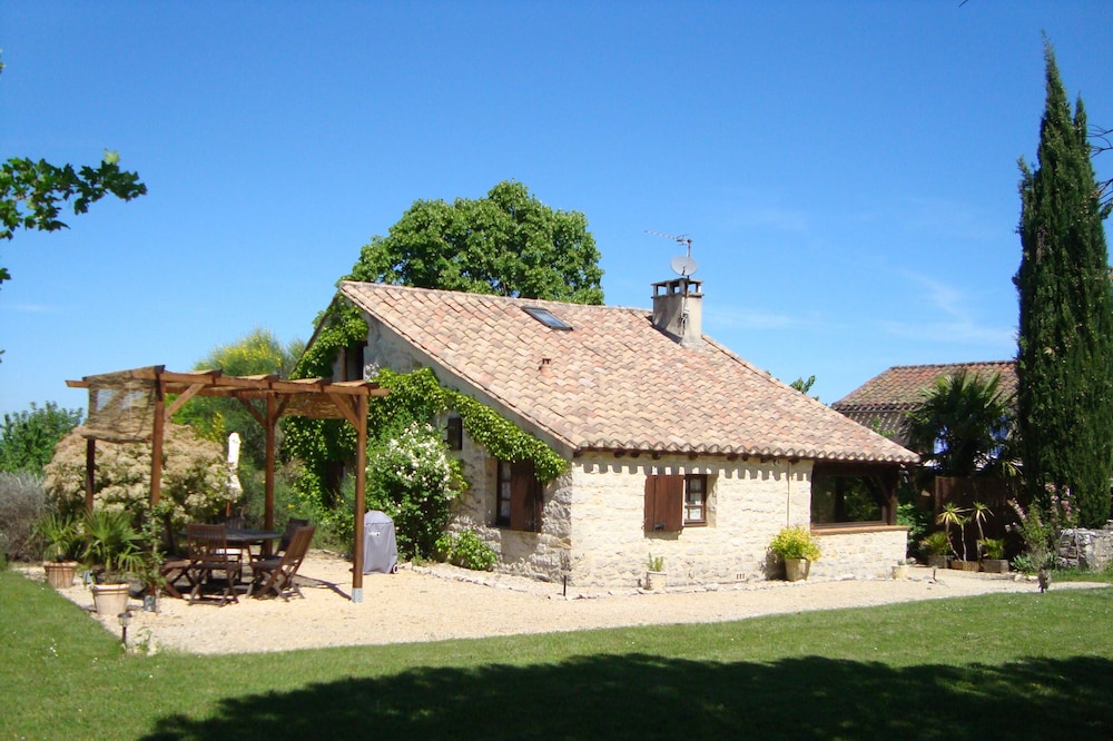 Family-friendly, dog-friendly gite with pool and views near Cahors