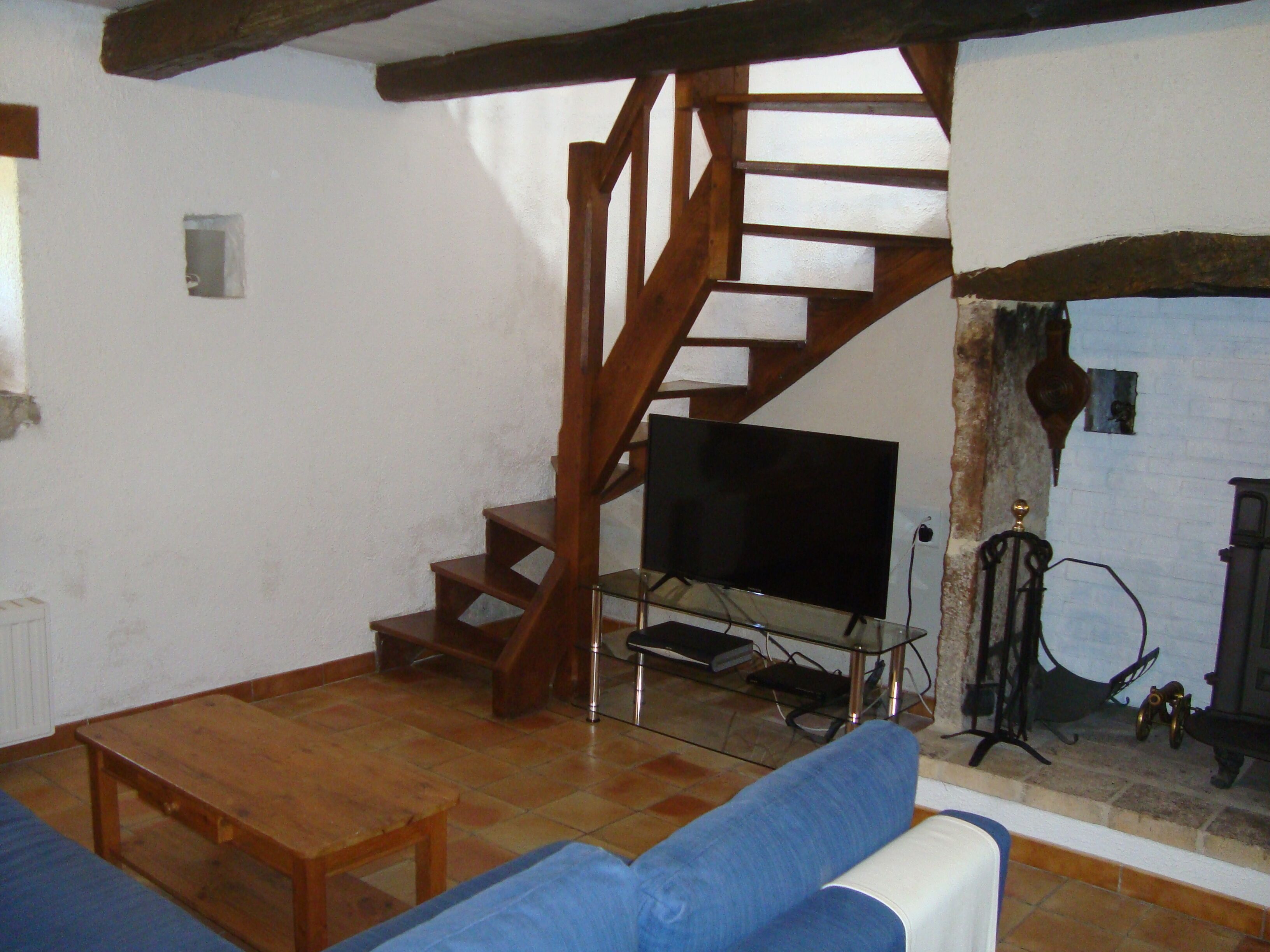 Family-friendly, dog-friendly gite with pool and views near Cahors